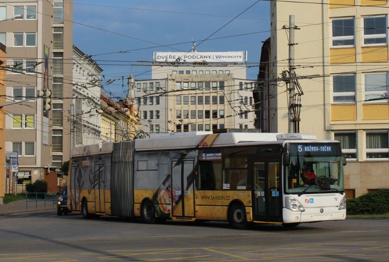 Über die Hälfte des Wagenparks besteht aus Irisbus/Skoda 25Tr- Gelenkwagen, hier Wagen 70. Foto: J. Lehmann, 24.5.2019