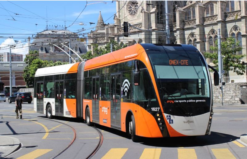 Aus der 2014 beschafften Serie von 33 Trolleybussen stammt der VanHool-ExquiCity 1627. Foto: J. Lehmann, 17.06.2019