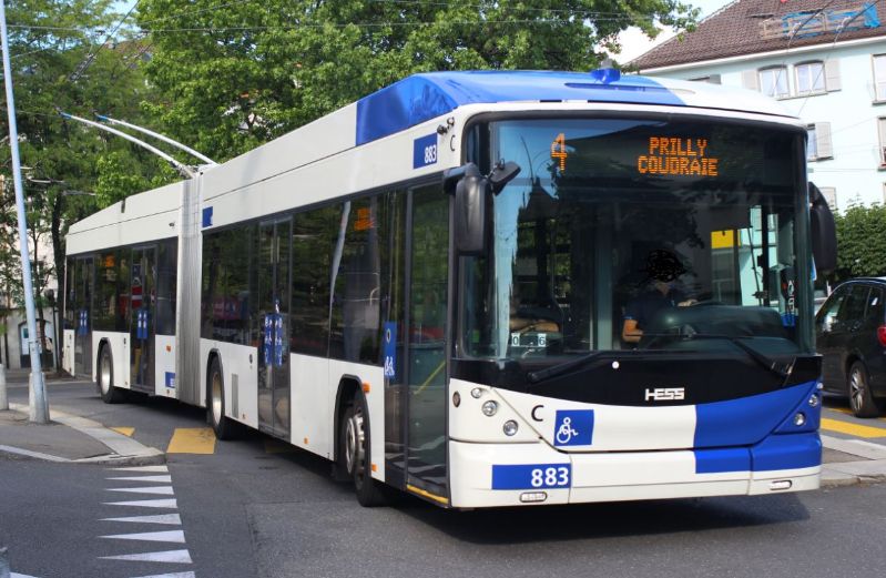 Insgesamt lieferte die Firma Hess 62 SwissTrolleys von 2009 bis 2013 aus, hier Wagen 883. Foto: J. Lehmann, 17.06.2019