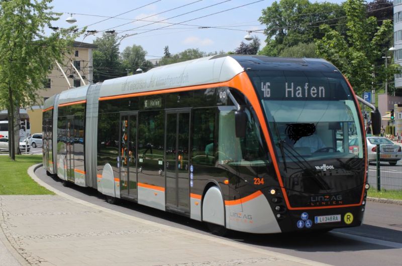 Seit Anfang 2019 besteht der Wagenpark aus 20 Doppelgelenkobussen VanHool ExquiCity. Foto: J. Lehmann, 24.05.2019