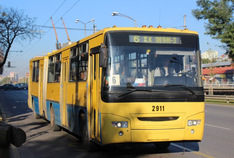 Von 2008 bis 2013 erhielten zehn Ikarus-Gelenktrolleybusse eine Generalüberholung mit neuer Front, hier Wagen 2911 am 10.10.2017. Foto: J. Lehmann