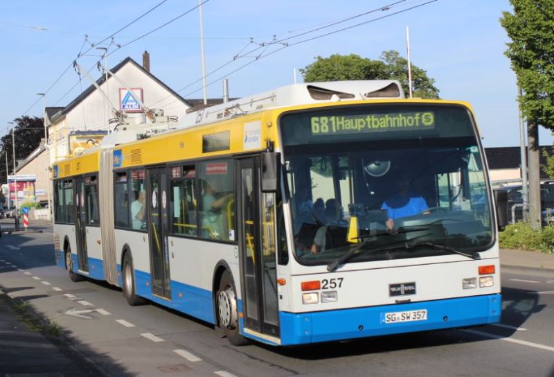 20 Gelenktrolleybusse des Fabrikats VanHool AG300T tragen seit 2002/03 die Hauptlast des Verkehrs, hier Wagen 257 im Juli 2019. Foto: J. Lehmann