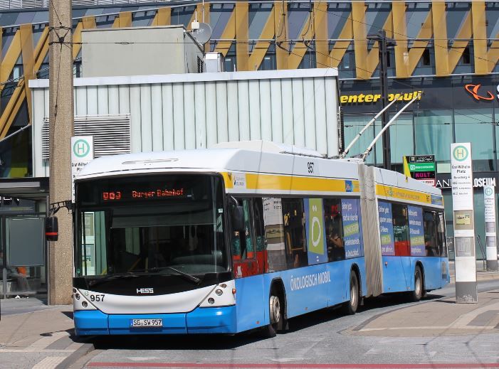 Die 2008/09 beschafften SwissTrolleys, hier Wagen 957, sind mit einem Dieselaggregat ausgestattet, mit die Verlängerung der Linie 683 ermöglicht wurde. Foto: J. Lehmann Juni 2019