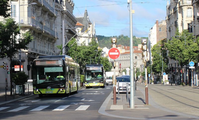 Ab 2021 werden die zwei Linien M3 und M7 von 23 neuen Trolleybussen bedient, hier Wagen 142 und 150 am 25.5.22. Foto J. Lehmann