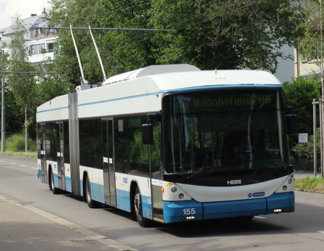 Die 2007 beschafften Trolleybusse wie hier Wagen 155 erhielten 2017/18 ein Batteriepack anstelle des Hilfsmotors, um Strecken fahrleitungslos aber dennoch elektrisch bewältigen zu können. Foto: J. Lehmann, 20.06.2019