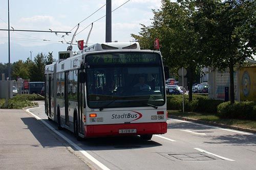 Obus 268 als Linie 77 (ab Dez.2003 Teil der Linie 2) in Richtung Flughafen in 2003. Foto: M. Sander
