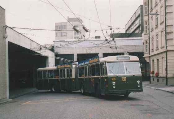 FBW/"R&amp;J"-Gelenkobus 28, in Dienst von 1961 bis 1998 am 25.09.1987 bei der Depotausfahrt, der Wagen ist heute Museumswagen des TVS, Foto: J. Lehmann