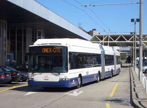 LighTram3-Trolleybus 787 vor dem Flughafen in Genf  Foto: Gunter Mackinger  31.8.2006