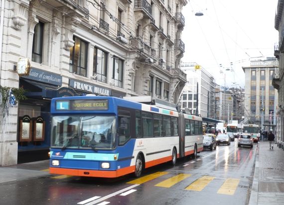 Die Trolleybusse 702 und 703 dienen ausschließlich als Fahrschulwagen, hier 703 auf der Rue des Moulins. Foto: Jürgen Lehmann, 12.12.2011