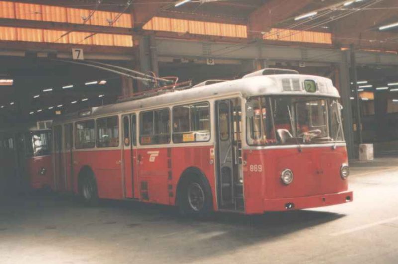 Der 1960 erbaute Soloobus 869 diente in seinen letzten Betriebsjahren als Reservefahrzeug, hier im Depot am 24.09.1987, Foto: J. Lehmann