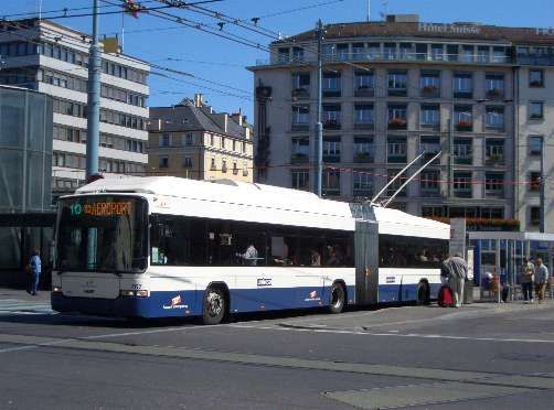 Trolleybus 767 vor dem Hauptbahnhof in Genf  Foto: Gunter Mackinger  31.8.2006