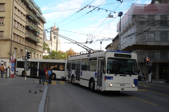 Trolleybus 783 mit Niederfluranhänger in der Innenstadt von Lausanne. Foto: J. Lehmann, 27.08.2011