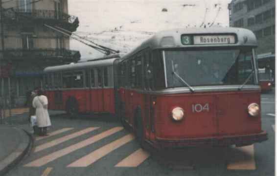 Aus der ersten Serie von Gelenktrolleybussen stammt Wagen 104, hier im Dezember 1984. Foto: J. Lehmann