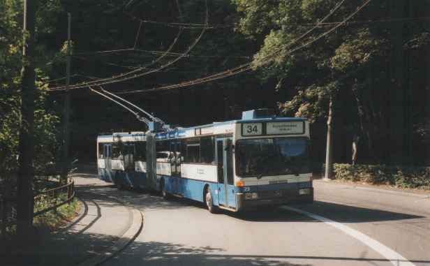 Mercedes-Benz-Gelenktrolleybus 23 am 1.10.1989 auf dem Weg nach Witikon in der Kehre. Foto: J. Lehmann