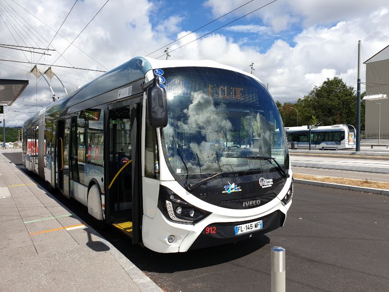 Einer der sieben IVECO Batterie-Gelenk-Trolleybusse auf Linie 2 im Einsatz. Foto: Dirk Budach