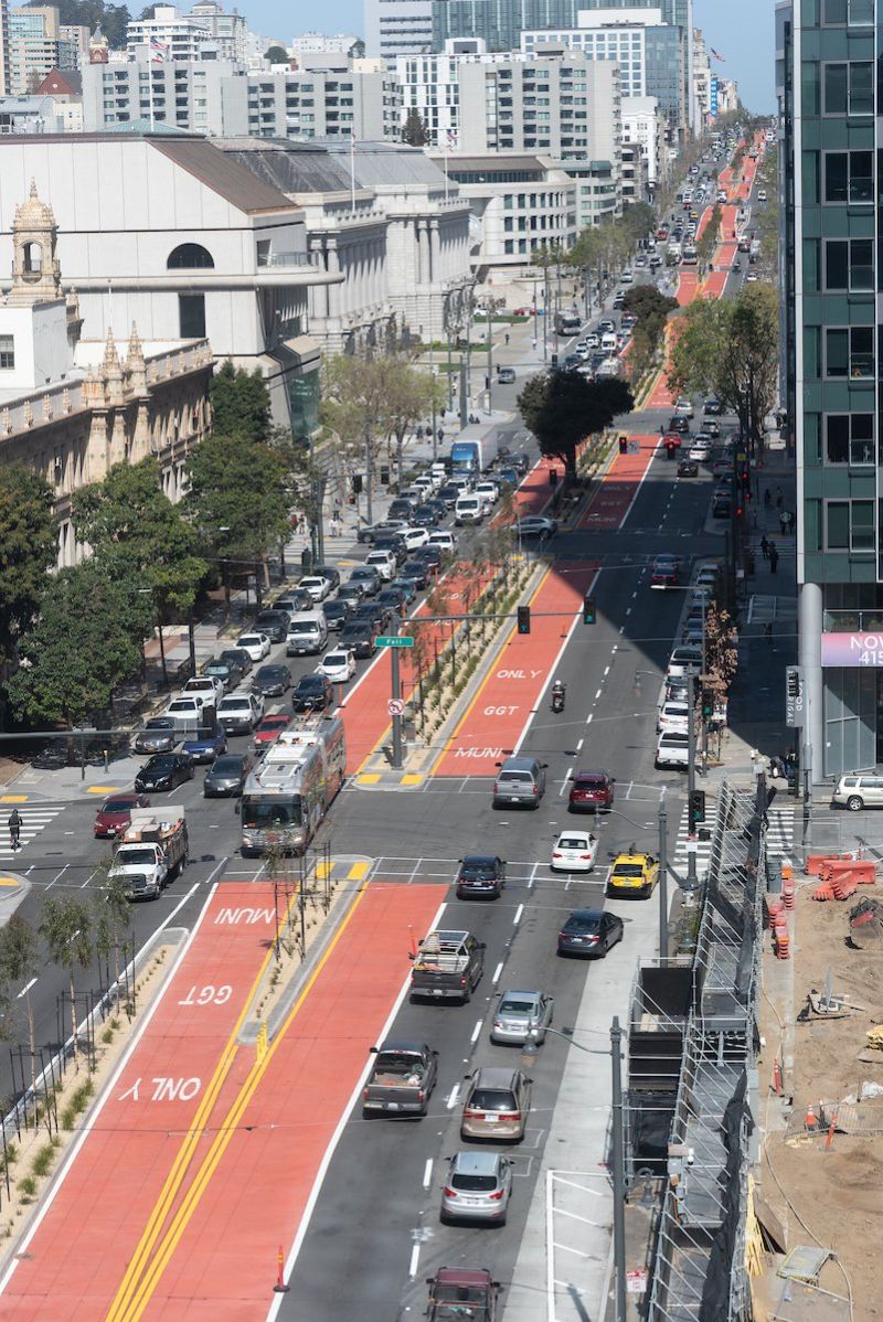 Ein rotes Band im Zuge der umgestalteten Van Ness Avenue - Foto SFMTA on Twitter