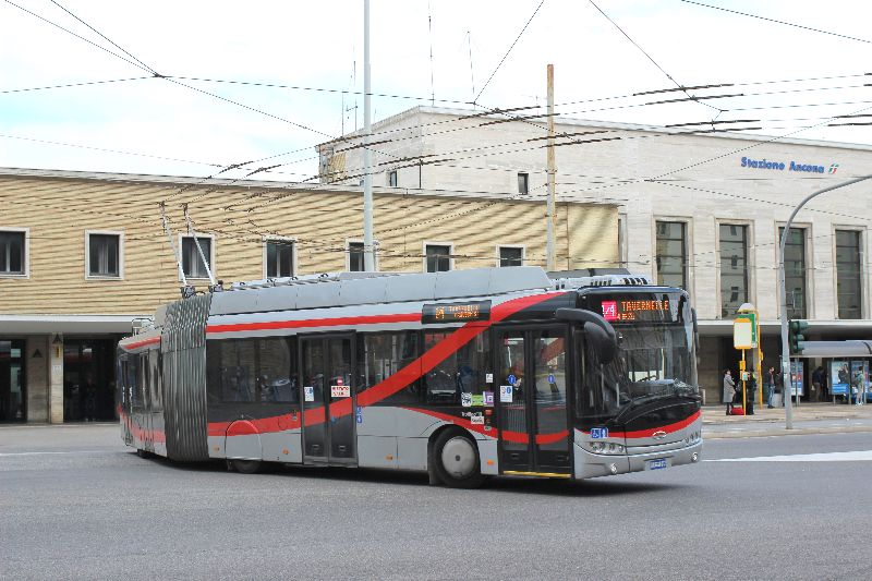 Zu den drei vorhandenen Gelenktrolleybussen sollen nun sechs weitere beschafft werden, hier der Solaris 012 vor dem Bahnhofsgebäude am 10.04.2019. Foto: J. Lehmann