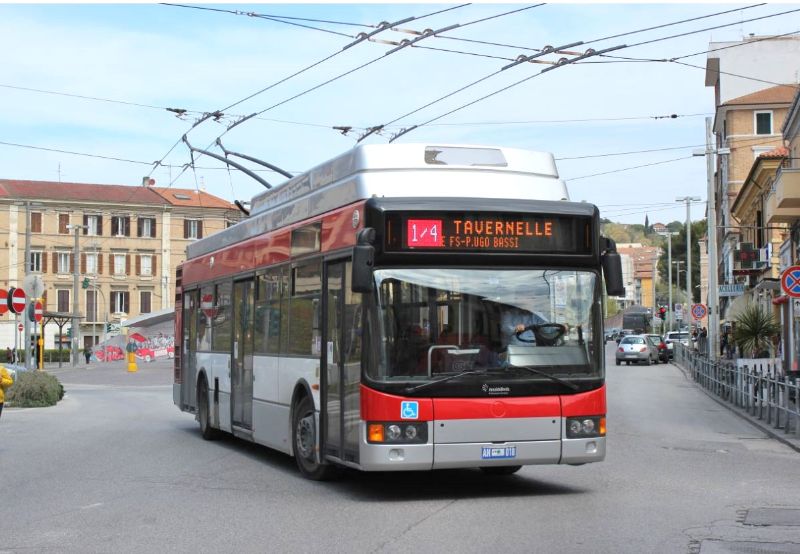Die sechs Solotrolleybusse des Typs AnsaldoBreda F22 vom Baujahr 2002 sollen in Betrieb bleiben, sie befinden sich erst seit 2014 im Einsatz, hier Wagen 018 am Piazza Ugo Bassi am 10.04.2019. Foto: J. Lehmann
