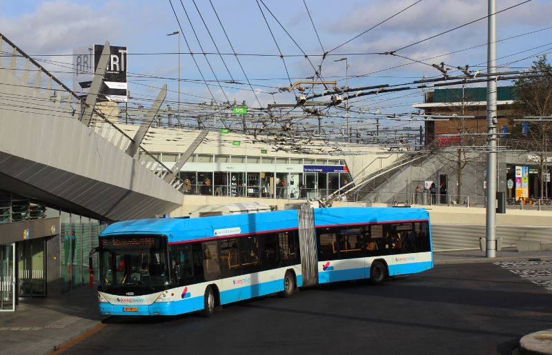 SwissTrolley 5238 vom Baujahr 2009 als Linie 6 vor dem Bahnhofsgebäude, die Linie 6 soll künftig als Linie 406 mit batterieelektrischen Doppelgelenkwagen bedient werden. Foto: J.Lehmann, 10.11.2022