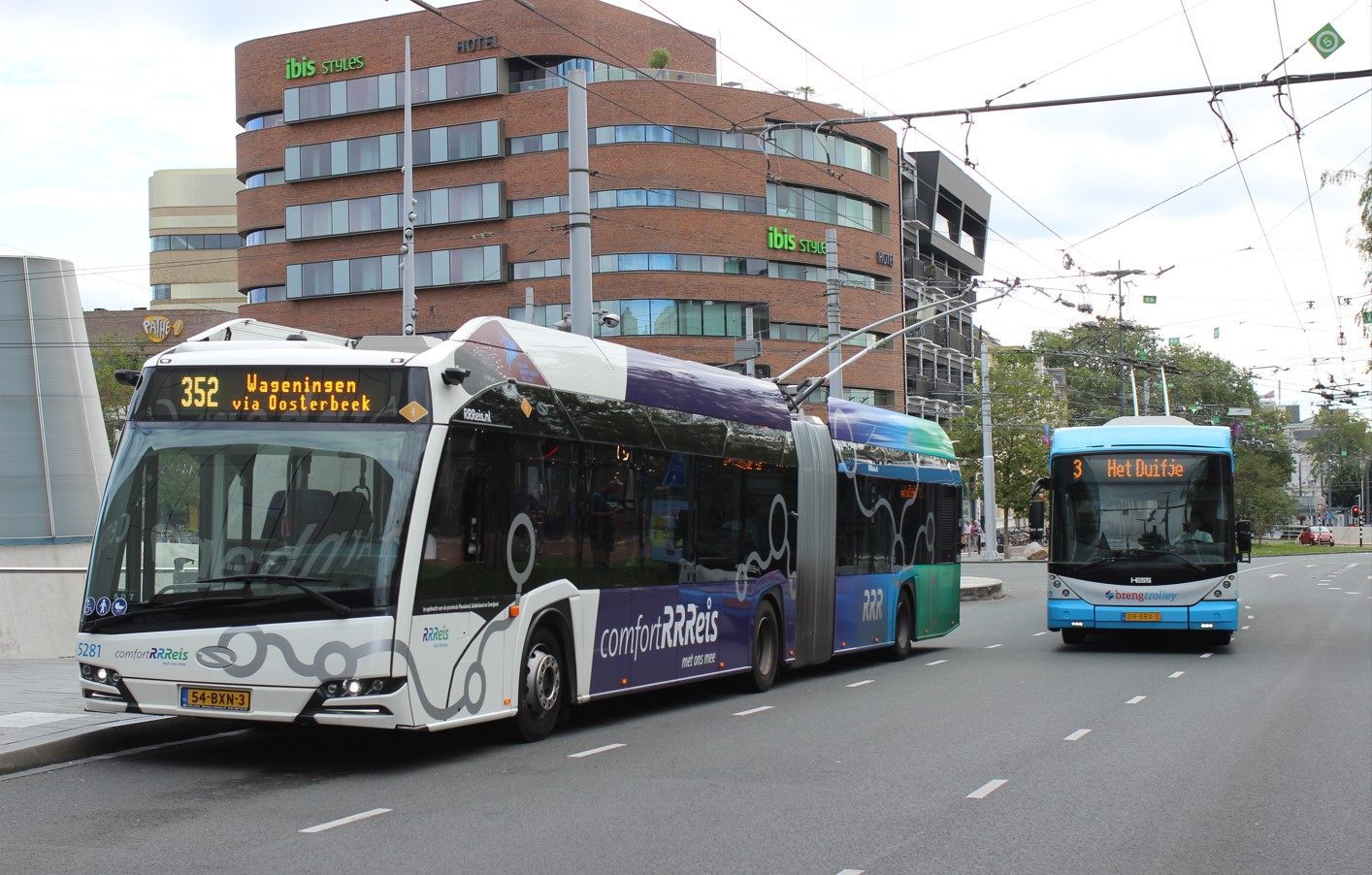 Solaris 5281 und Hess 5245 vor dem Bahnhof, während die Hess alle zeitnah ersetzt werden sollen, werden die Solaris Trollino künftig im Stadtnetz unterwegs sein. Foto: J.Lehmann, 8.9.2024