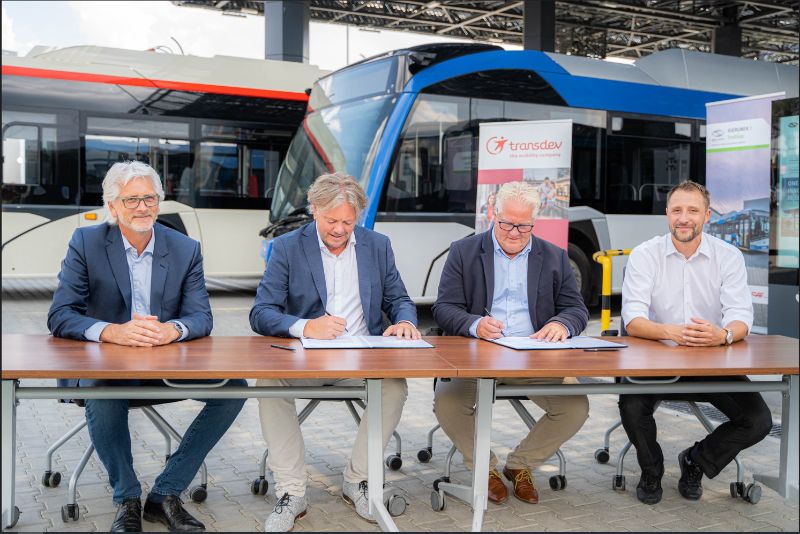Vertreter der Firmen Hermes Groep N.V. und Solaris Bus & Coach sp. z o.o. beim Unterzeichnen der Verträge. Pressefoto: Solaris Bus & Coach sp. z o.o., siehe: