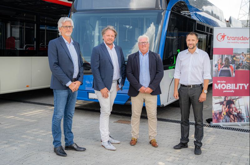 Vertreter der Firmen Hermes Groep N.V. und Solaris Bus & Coach sp. z o.o. beim Unterzeichnen der Verträge. Pressefoto: Solaris Bus & Coach sp. z o.o., siehe: