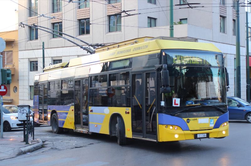 Anfang März 2025 waren drei Fahrschulwagen unterwegs, um neues Fahrpersonal auszubilden, hier Wagen 8038 unter der neuen Fahrleitung für die geänderte Linienführung der 2, 4 und 11. Foto: J.Lehmann, 1.3.2025