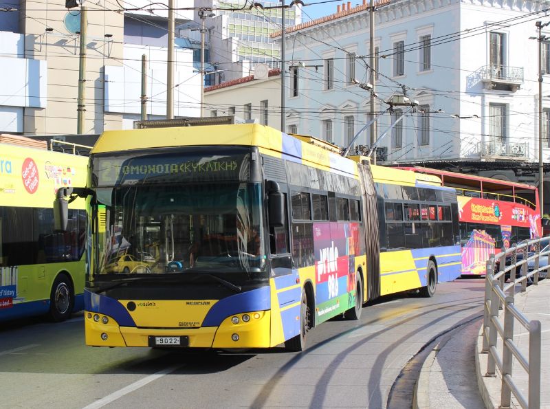 Auf der Linie 21 kommen nun auch Gelenktrolleybusse zum Einsatz, hier Wagen 9022 am Pl.Omonia in der Frühspitze am 20.2.2023.Foto: J.Lehmann, 18.2.2023