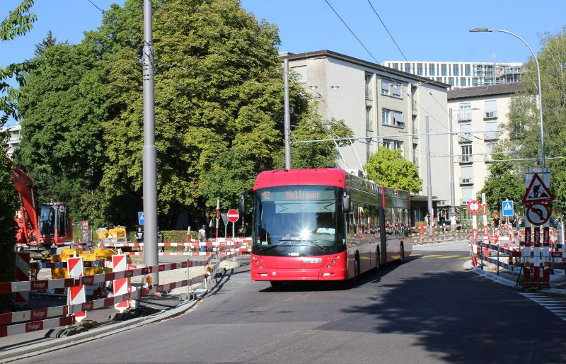 LighTram 23 passiert den ehemaligen Kreisverkehr Friedbühlstrasse/Freiburgstrasse und fährt weiter zur 500 m entfernten neuen Endhaltestelle Hollingen. Foto: J. Lehmann, 25.8.22