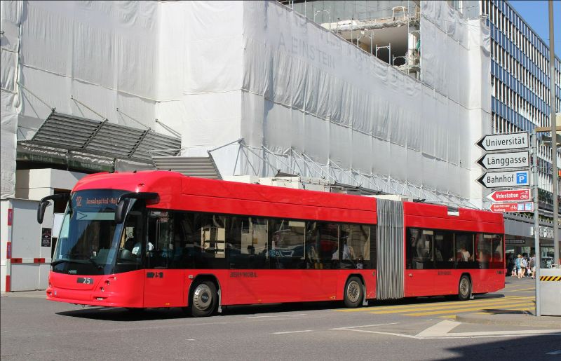 Im Zuge des Abbruchs des Gebäudes Bubenbergplatz 12 wurde die Fahrleitung abgebaut, hier passiert LighTram 25 die Baustelle im Batteriebetrieb. Foto: J. Lehmann, 25.8.22