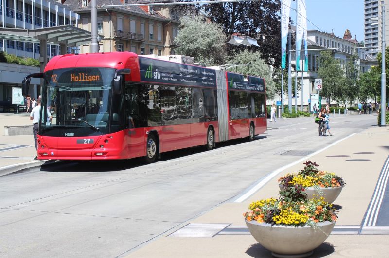 An der Haltestelle Inselspital drahtet LighTram 27 als Linie 12 Richtung Hollingen ein. Foto: J.Lehmann, 19.6.2024