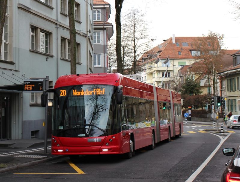 Wagen 41 beim Eindrahten an der Haltestelle "Uni-Tobler" in Richtung Bahnhof am 14.12.2020. Foto: J. Lehmann