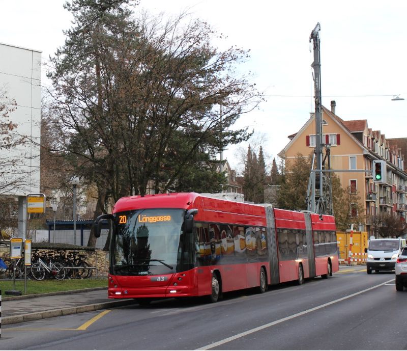 Im Batteriebetrieb wird die Ausstiegshaltestelle angefahren, hier Wagen 43 am 14.12.2020. Die Baustelle für die unterirdische Verteilzentrale der Fernwärme an der bisherigen Endhaltestelle ist im Hintergrund erkennbar. Foto: J. Lehmann