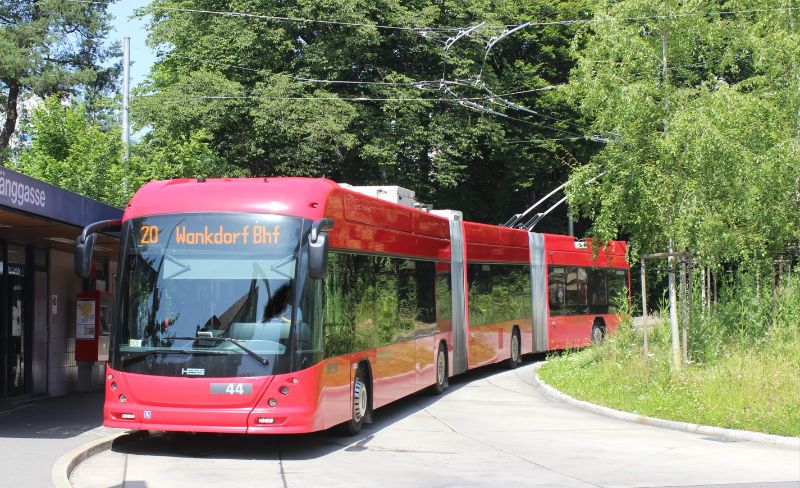 Die Fahrleitung in der Wendeschleife Länggasse ist nach Bauarbeiten wieder komplettiert worden, hier pausiert Wagen 44 in der neu gestalteten Endschleife. Foto: J.Lehmann, 19.6.2024