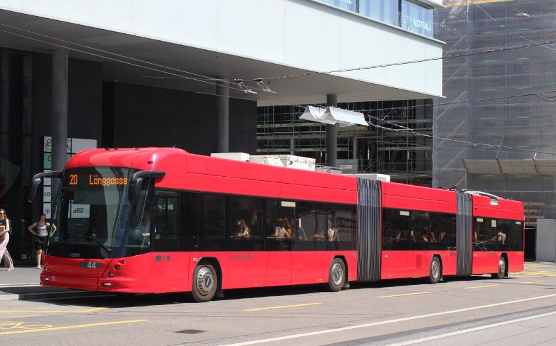 Weitere Doppelgelenkwagen wie hier Wagen 44 als Linie 20 sollen ab Ende 2026 auf der Linie 10 nach Köniz Schliern zum Einsatz kommen. Foto: J.Lehmann, 19.06.2025
