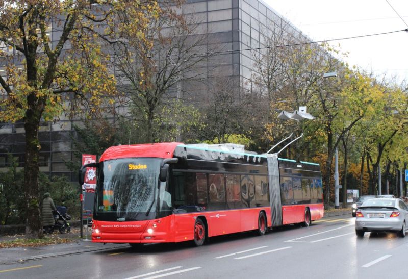 Trolleybus 100 drahtet an der Haltestelle BBZ/CFP ein, nachdem er die Georg-Friedrich-Heilmann-Strasse mittels Batteriebetrieb passierte, die dortige bisherige Fahrleitung wurde Ende September abgebaut. Foto: J. Lehmann, 4.11.20