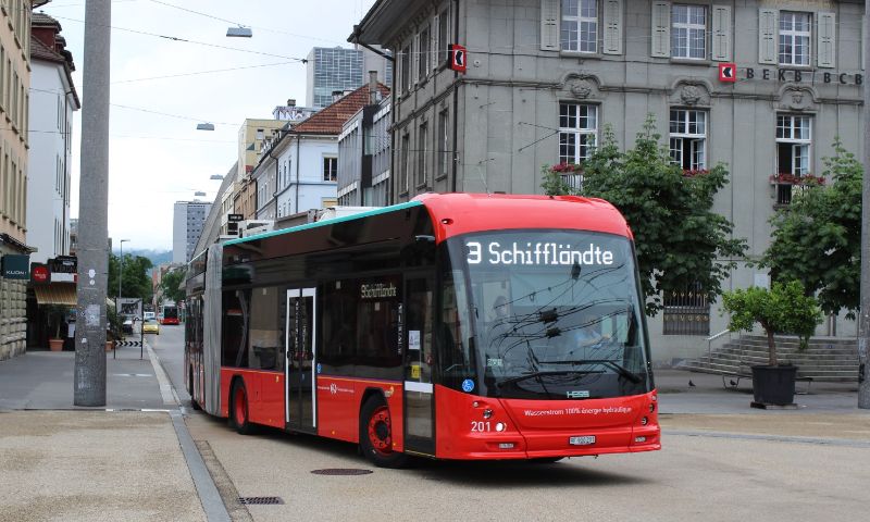 Seit wenigen Tagen befinden sich die Elektrobusse auf der Linie 9 im Einsatz, hier biegt Wagen 201 in den Zentralplatz ein, im Hintergrund ist der Wagen 202 als zweiter Kurs der Linie 9 erkennbar. Foto: J. Lehmann, 23.6.2021