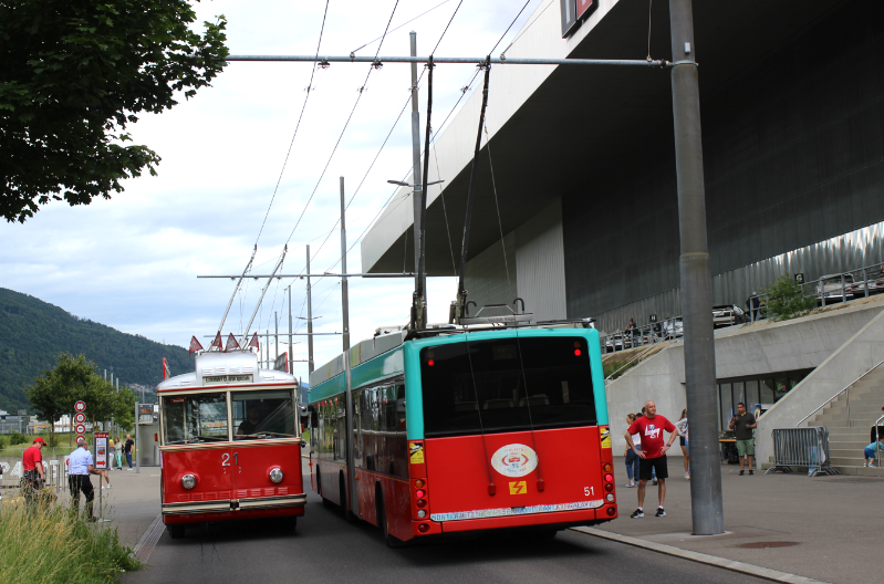 Vor der Tissot-Arena, wo die Oldtimer ausgestellt wurden, startete der Berna/Hess 21 zu Rundfahrten, hier passiert der SwissTrolley 51 den 84-jährigen Oldtimer. Foto: J.Lehmann