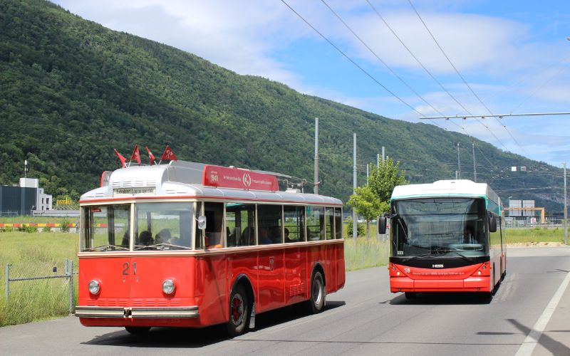 Die Fahrleitung an der Endhaltestelle Tissot Arena soll nach Bözingen verlängert werden, ein neuer Betriebshof soll auf dem freien Gelände links vom historischen Wagen 21 entstehen, es überholt der SwissTrolley 51 am 16.6.2024. Foto: J.Lehmann