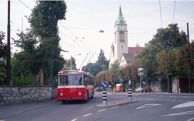 Vor der kath. Kirche St. Maria biegt am 22.09.1987 der FBW-Trolleybus 3 von der Juravorstadt in die Bözingenstrasse ein, die Linienführung wurde bereits im Januar 1988 in die Georg-Friedrich-Heilmann-Strasse verlegt. Foto: J. Lehmann