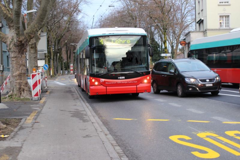 Biel 59 am Beginn der neu eingeführten 70 m langen Busspur auf der Georg-Friedrich-Heilmann-Strasse. Foto: J. Lehmann