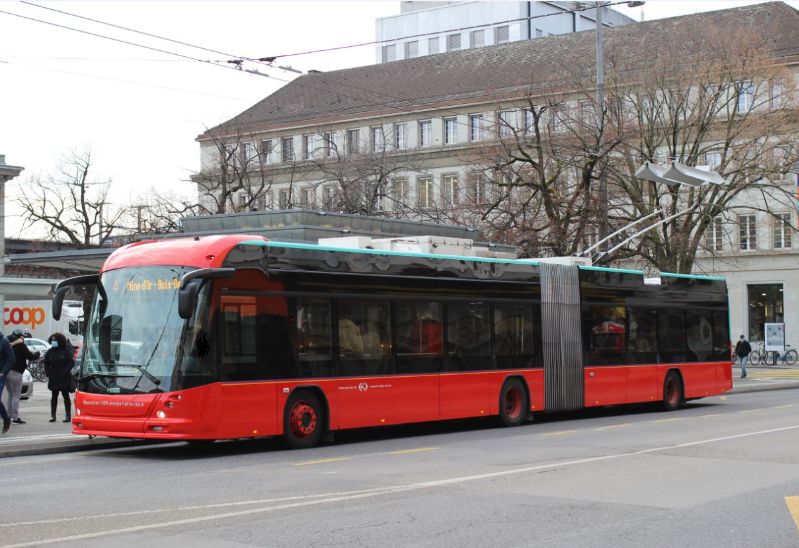 Biel 91 drahtet von Nidau im Batteriebetrieb kommend am Bahnhofvorplatz ein. Foto: J. Lehmann