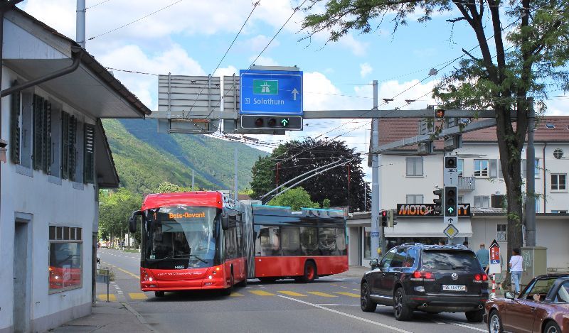 Swiss-Trolley 94 biegt von der Länggasse in die Solothurnstraße ein, bis Januar 1988 befand sich hier die Endhaltestelle Bözingen der Linie 1, die bis 1.6.1997 noch nach Nidau fuhr. Foto: J. Lehmann