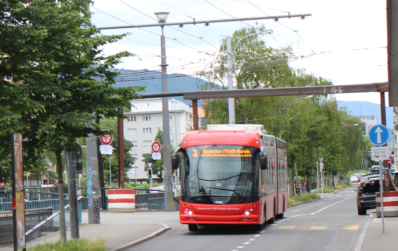 Batterie-Trolleybus 95 kommt auf dem Straßenzug Oberer Quai im Batteriebetrieb von der Umleitungsstrecke als Linie 3 entgegen. Foto: J.Lehmann