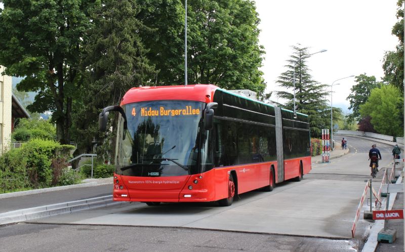 LighTram 95 passiert die neu angelegte Haltestelle "Nidau, Herrenmoosweg" auf dem Beundenring. Foto: J. Lehmann, 23.6.2021