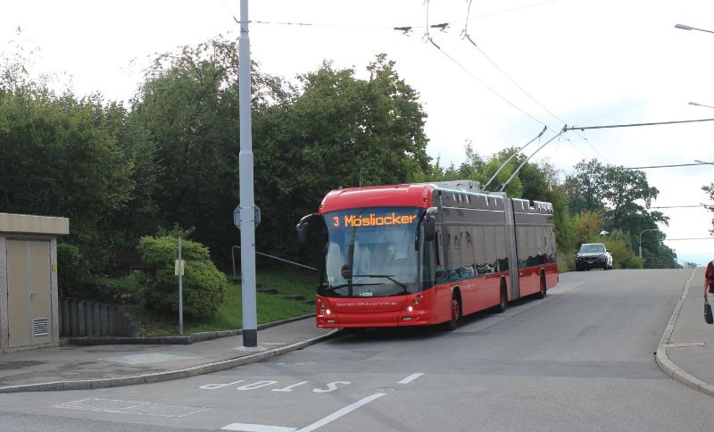 Die ehemalige Endstation der Linie 1 Vorhölzli/Bois-Devant wird nun von den Linien 3 und 4 angefahren, beide über anderen Linienwege, den direkten Weg über den Orpundplatz befährt - hier mit Wagen 97 - die Linie 3....