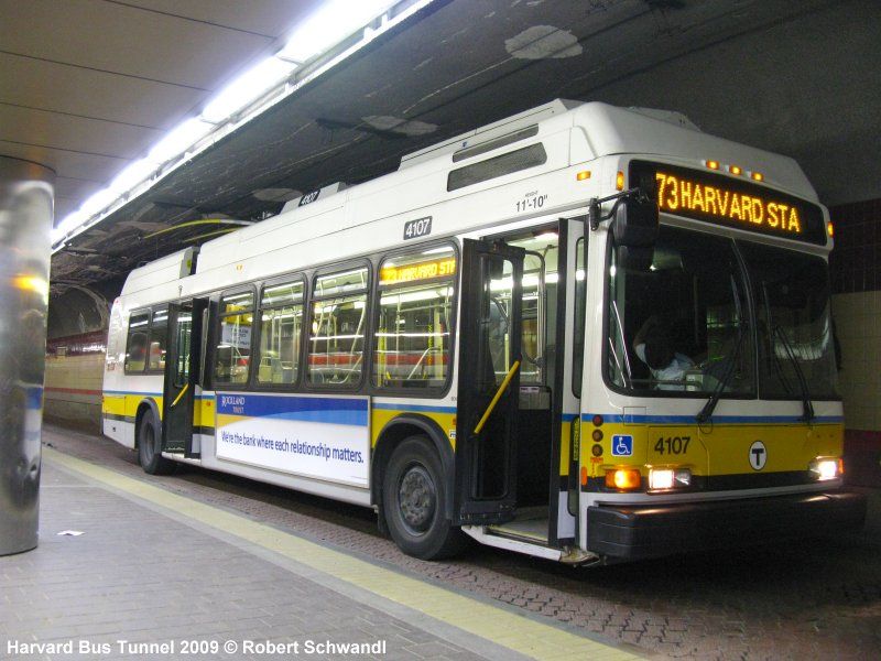 Trolleybus 4107 an der einzigen unterirdischen Haltestelle Harvard im Stadtteil Cambridge. Aufnahme: Robert Schwandl (urbanrail.net)