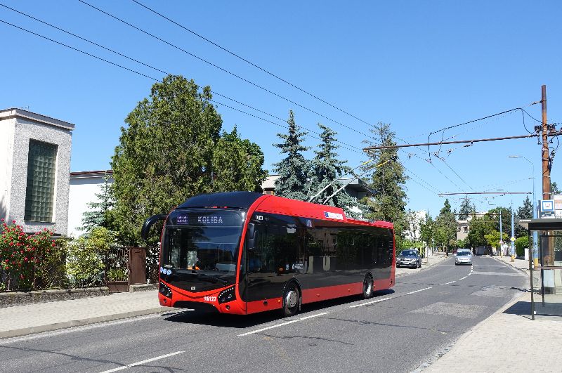 SOR/Škoda Nr. 6127 als Linie 44, die nun um die ehemalige Autobuslinie 41 auf rund 11 km verlängert wurde und davon insgesamt 2,5 km mit Batterieantrieb verkehrt. Foto: J.Lehmann, 14.5.24