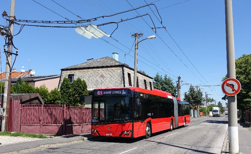 Solaris/Škoda 6715 kommt im Batteriebetrieb nach rund 6,8 km oberleitungsfreier Fahrt als Linie 61 vom Flughafen und wird an der Haltestelle Spoločenská eindrahten. Foto: J. Lehmann, 14.5.24