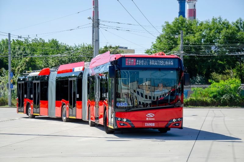 Der Solaris/Skoda-Doppelgelenktrolleybus 6908 wurde am 4.9.23 im Betriebshof vorgestellt. Foto: Skoda Electric